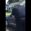Poliziotto regala gelati al posto delle multe VIDEO