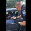 Poliziotto regala gelati al posto delle multe VIDEO4