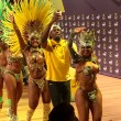 YOUTUBE Rio 2016: Usain Bolt, "trenino" con ballerine samba9