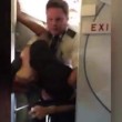Rissa su aereo, pilota a passeggero: "Non toccare la mia hostess"