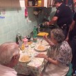Roma, agenti cucinano pasta al burro ai 2 anziani soli4