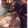 Roma, agenti cucinano pasta al burro ai 2 anziani soli