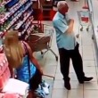 Russia, anziano filma sotto le gonne al supermercato