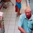 Russia, anziano filma sotto le gonne al supermercato3