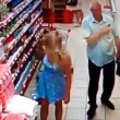 Russia, anziano filma sotto le gonne al supermercato4