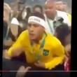 YOUTUBE Neymar reagisce insulti tifosi con pugno VIDEO