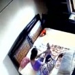 YOUTUBE Madre picchia la figlia neonata: ripresa dalle telecamere 3