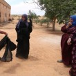 Siria, Manbij liberata Isis: barba tagliata, burka bruciato2