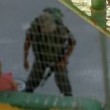 Soldato israeliano strappa bici a bambina5