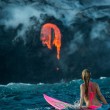 Surf attorno al vulcano attivo, l'impresa di Alison Teal