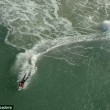 Surfista cavalca onda gigante, drone riprende 3