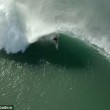 Surfista cavalca onda gigante, drone riprende 5