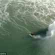 Surfista cavalca onda gigante, drone riprende 4