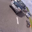 Automobilista getta a terra motociclista durante lite4
