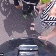 Automobilista getta a terra motociclista durante lite0