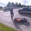 Automobilista getta a terra motociclista durante lite7