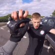 Automobilista getta a terra motociclista durante lite6