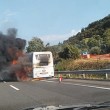YOUTUBE Autostrada A1: bus in fiamme e incidente, traffico in tilt