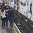 Metro Londra: salva uomo su binari. Caccia all'eroe misterioso