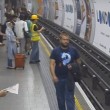 Metro Londra: salva uomo su binari. Caccia all'eroe misterioso7