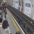 Metro Londra: salva uomo su binari. Caccia all'eroe misterioso6