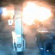 VIDEO YOUTUBE Incidente al distributore di benzina: madre salva i figli 3