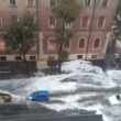 Roma, bomba d'acqua paralizza città: metro in tilt, strade allagate...01