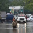Mosca, non pioveva così da 130 anni: strade e auto sommerse
