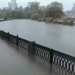 Mosca, non pioveva così da 130 anni: strade e auto sommerse5
