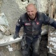 Terremoto, la foto del carabiniere stremato durante i soccorsi