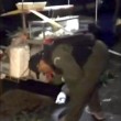 Il fermo immagine tratto da un video andato in onda al Tg1 mostra agenti al lavoro dopo la doppia esplosione a Hua Hin (Ansa)