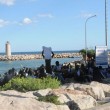 Ventimiglia, migranti sfondano confine: a nuoto fino in Francia, occupano scogliera03