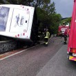 Vesuvio, autobus con 35 turisti esce di strada: in bilico su un dirupo4