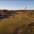 Ad 8 anni gioca a golf e colpisce con la palla drone in volo