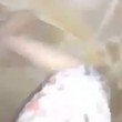 Una bambina siriana canta felicemente davanti alla telecamera. Fuori dalla sua casa, una bomba esplode improvvisamente costringendo la ragazzina a scappare via.