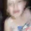 Una bambina siriana canta felicemente davanti alla telecamera. Fuori dalla sua casa, una bomba esplode improvvisamente costringendo la ragazzina a scappare via. 1