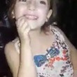 Una bambina siriana canta felicemente davanti alla telecamera. Fuori dalla sua casa, una bomba esplode improvvisamente costringendo la ragazzina a scappare via. 3