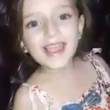 Una bambina siriana canta felicemente davanti alla telecamera. Fuori dalla sua casa, una bomba esplode improvvisamente costringendo la ragazzina a scappare via. 4