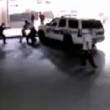 Auto investe 3 poliziotti fermi e finisce contro vetrina, arrestato3