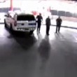 Auto investe 3 poliziotti fermi e finisce contro vetrina, arrestato7