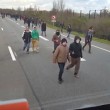 Calais, camionista sbanda col tir per allontanare migranti 3