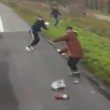 Calais, camionista sbanda col tir per allontanare migranti