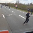 Calais, camionista sbanda col tir per allontanare migranti 4