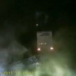 Calais, migranti danno fuoco a strada per fermare camion2