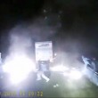 Calais, migranti danno fuoco a strada per fermare camion5