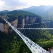 Cina, il ponte di vetro dei record chiude troppi visitatori