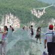 Cina, il ponte di vetro dei record chiude troppi visitatori5