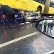 Conducente picchiato con ombrello bus finisce sopra auto14