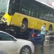 Conducente picchiato con ombrello bus finisce sopra auto5