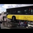 Conducente picchiato con ombrello bus finisce sopra auto3